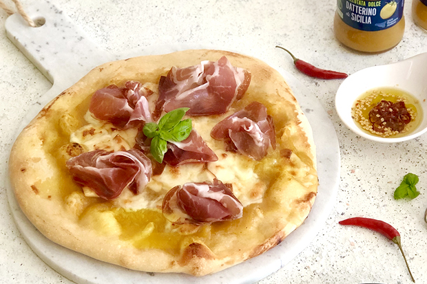 Ricetta Pizza con vellutata di datterini gialli scamorza affumicata e capocollo | Cirio